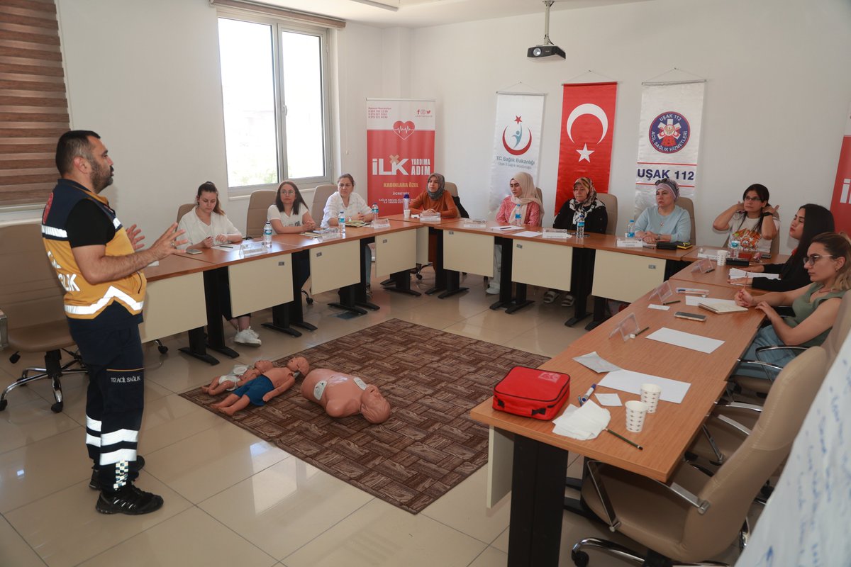UkamerUsak's tweet photo. 🩺Kadın Koordinasyon Merkezi’miz ve İl Sağlık Müdürlüğü ortaklığında gerçekleştirilen sertifikalı ilk yardım kursumuzun yedincisi başladı.

Kurs kapsamında, Uşaklı kadınların acil durumlarda ilk yardım müdahalesinde nasıl bulunacakları konusunda uygulamalı eğitimler veriliyor.🏥 https://t.co/kXxpD9g7QO