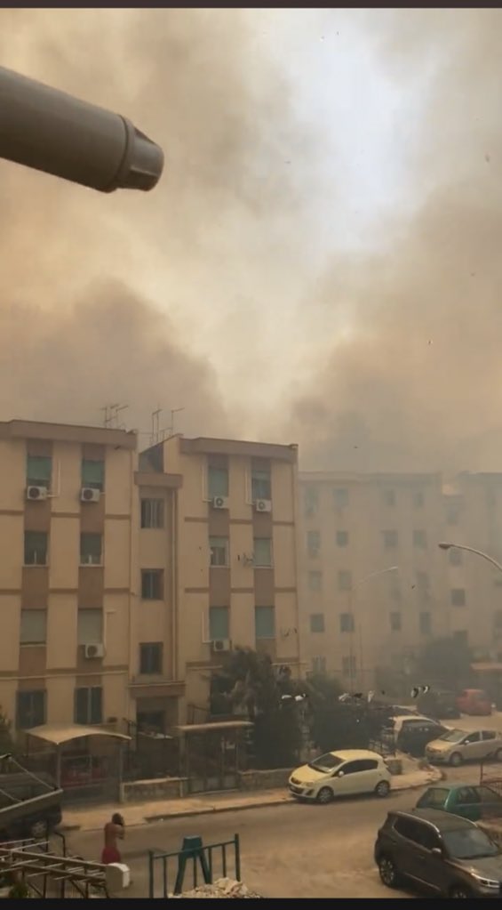 deadpoetstan's tweet photo. fa così male vedere la bellissima Sicilia in queste condizioni😔💔

e vedere l’indifferenza totale dei politici e del governo, c’è gente che STA MORENDO e case DISTRUTTE dalle fiamme https://t.co/sLDbo0sICa