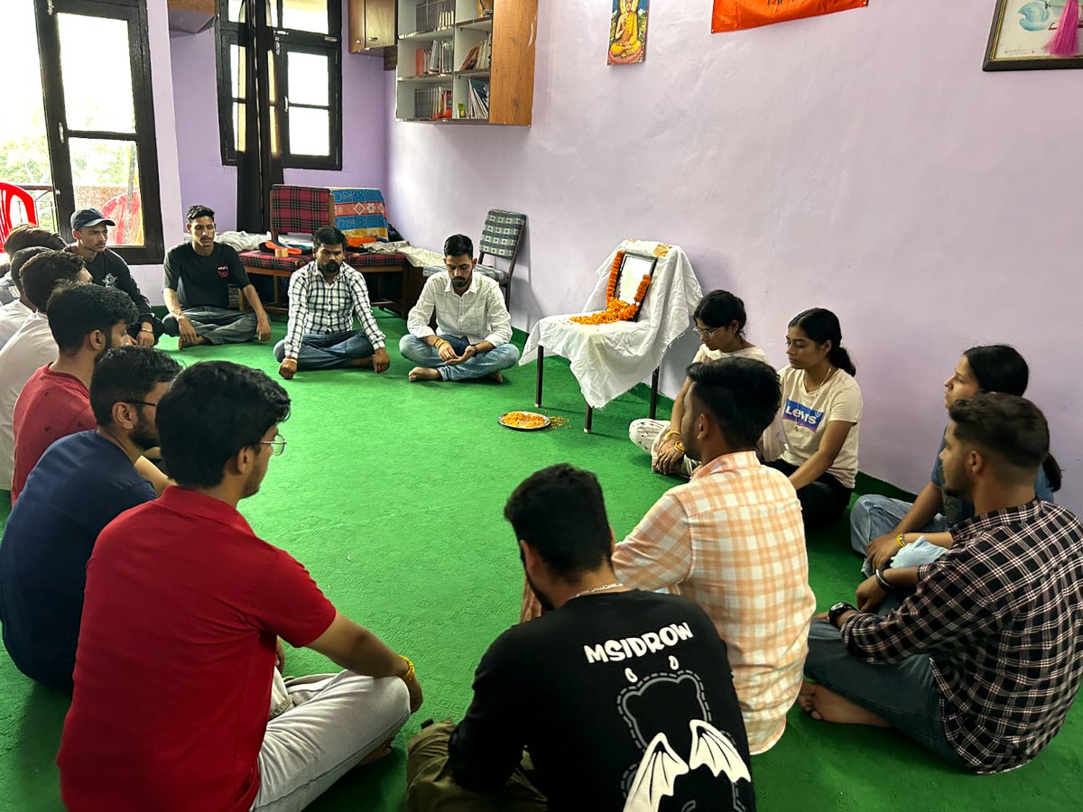 ABVPVoice's tweet photo. .@abvphp के कार्यकर्ताओं ने प्रदेश कार्यालय, शिमला और मंडी विभाग कार्यालय में अभाविप के पूर्व राष्ट्रीय संगठन मंत्री एवं राष्ट्रीय स्वयंसेवक संघ के सह-सरकार्यवाह मा. मदन दास देवी जी को श्रद्धांजलि अर्पित की।

शिमला में श्रद्धांजलि कार्यक्रम में अभाविप के पूर्व राष्ट्रीय अध्यक्ष प्रो. @DrNageshThakur  उपस्थित रहे और मा. मदन दास देवी जी द्वारा राष्ट्रहित में किए गए कार्यों का उल्लेख कर उन्हें भावपूर्ण श्रद्धांजलि अर्पित की।