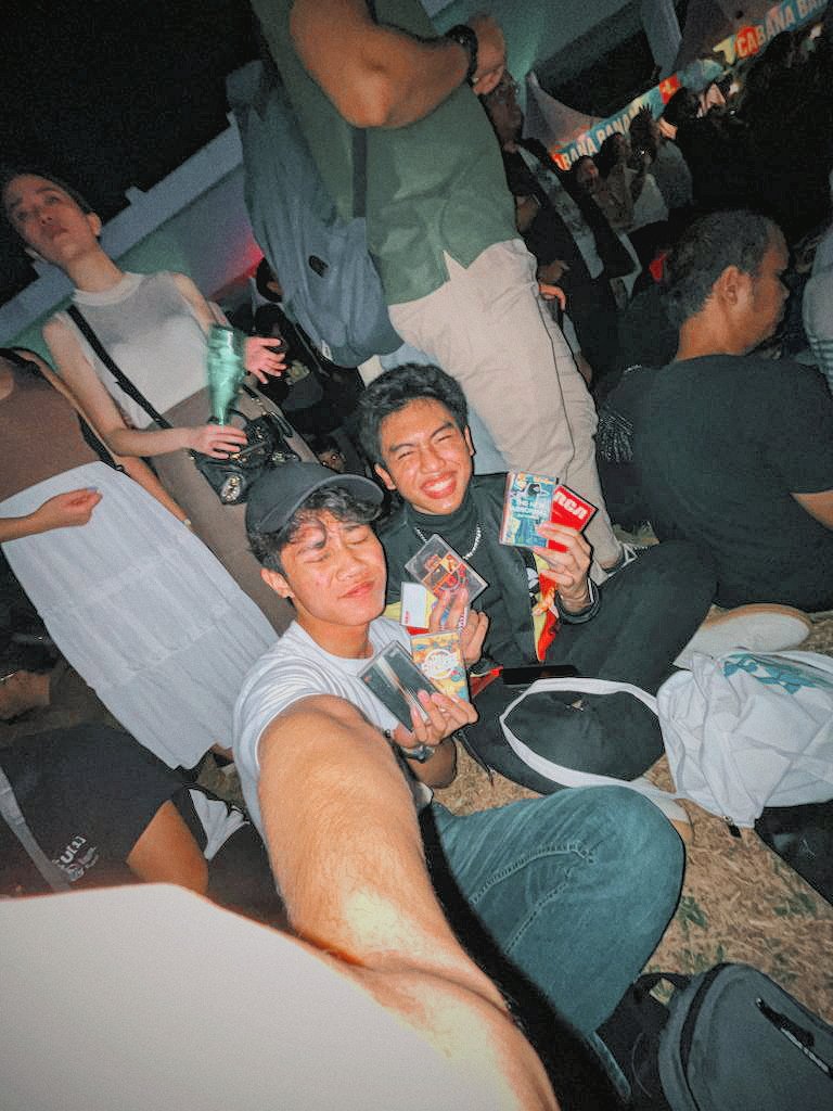 eltweto's tweet photo. The Strokes that night w/ homie https://t.co/QLC8D0JCl0