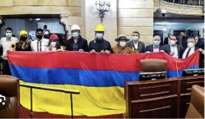 Wops29's tweet photo. #NoRepitamos curules para los violentos. No podemos continuar llenando el Congreso y ahora la Alcaldía de Bogota.
#NiUnVotoMas Al PH, que le hace apología al vandalismo y la delincuencia. https://t.co/tGJ5NrU0rU