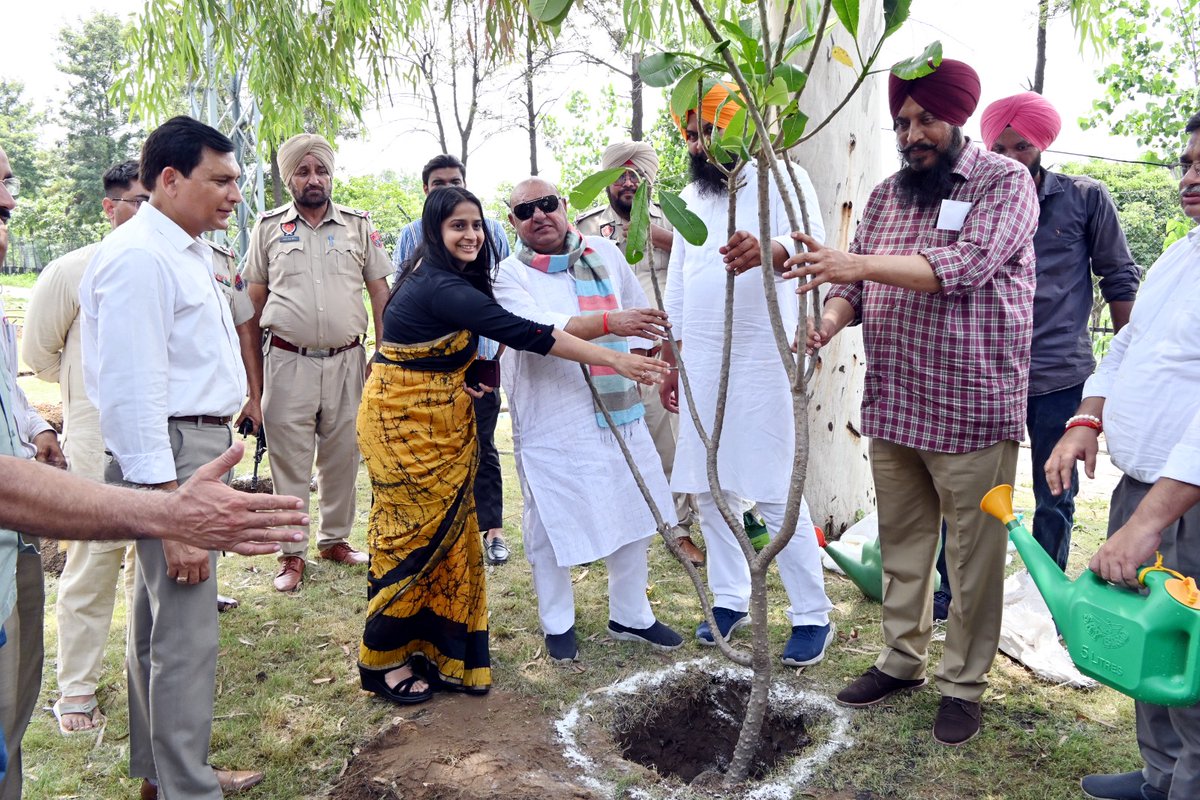 IAS_Shena's tweet photo. Launched tree plantation drive to encourage greenery and beautification of Sidhwan Canal; 9600 grown saplings/shrubs will be planted.
.
.
#GreeneryDrive #PlantationDrive #SidhwanCanalBeautification #Sanyamaggarwal #Shenaaggarwal #Drshenaaggarwal #Iasshenaaggarwal https://t.co/595kq5VkOO