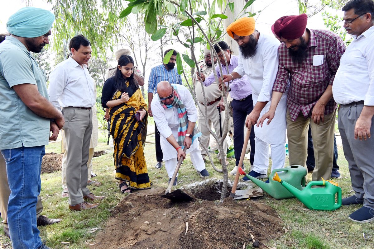 IAS_Shena's tweet photo. Launched tree plantation drive to encourage greenery and beautification of Sidhwan Canal; 9600 grown saplings/shrubs will be planted.
.
.
#GreeneryDrive #PlantationDrive #SidhwanCanalBeautification #Sanyamaggarwal #Shenaaggarwal #Drshenaaggarwal #Iasshenaaggarwal https://t.co/595kq5VkOO