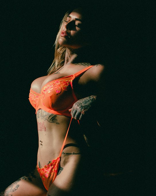 Get in my DM&rsquo;s babeeee 🧡 https://t.co/T3yGhwiCPm