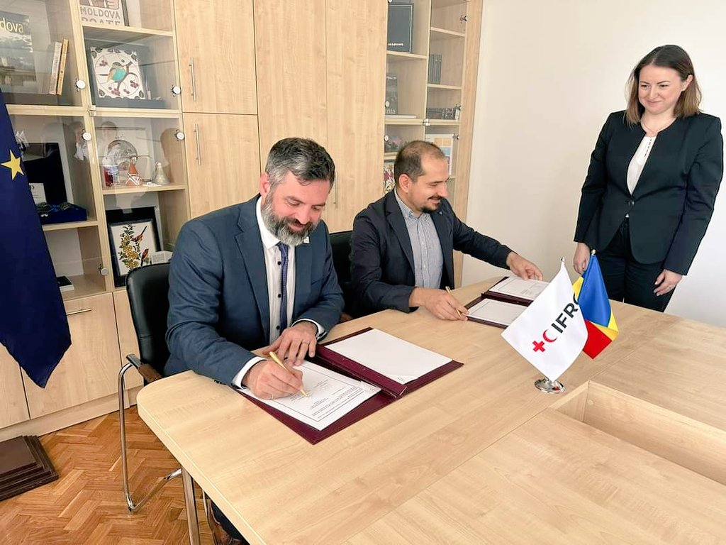 S_E_Michaud's tweet photo. Great day for the Red Cross in Moldova as @IFRC signs a Legal Status Agreement with @GuvernulRMD that will allow us to better assist people together with Moldova Red Cross https://t.co/nXTdRe75CG