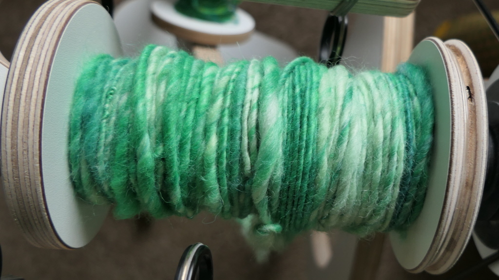 LizLovick's tweet photo. This one is green and white with a few areas of teal. Rather nice!
#spinning #wool #silk #tourdefleece #TdF #amspinning #Blissspinningwheel #spinningfibre #spinningwool #spinnersofinstagram #lovick #northernlace #northernlacepress #ravelry #amdesigning https://t.co/gyJh8D9KTH