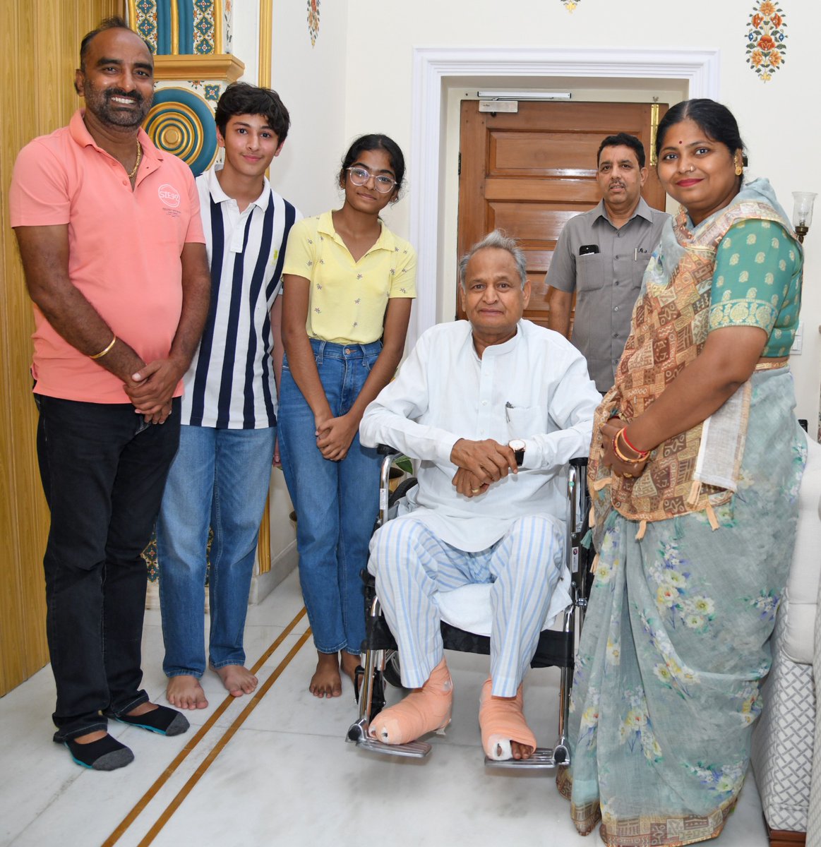 Rakhigautam01's tweet photo. आज माननीय मुख्यमंत्री श्री अशोक गहलोत एवम राजस्थान कांग्रेस के प्रदेशअध्यक्ष श्री गोविन्द सिंह डोटासरा से शिष्टाचार भेंट करके आशीर्वाद प्राप्त किया।इस दौरान आदरणीय मुख्यमंत्री जी ने आने वाली चुनोतियो और देश के वर्तमान हालात पर चर्चा की। 
 इस दोरान गोविंद सिंह जी डोटासरा ने महिला कांग्रेस में संगटन विस्तार और सदस्यता अभियान चलाए जाने के लिए  योजना बनाने की आवश्यकता बताई।
 आप के आशीर्वाद और सतत मार्गदर्शन से ही इस चुनौतीपूर्ण दायित्व का निर्वहन कर सकूँगी।
आप सभी ने जो विश्वास मुझ पर जताया है,,उस को टूटने नही दूंगी।हम सब मिलकर सशक्त नारी, समृद्ध राजस्थान का सपना साकार करेंगे।
@ashokgehlot51 @GovindDotasra @dnetta @INCIndia @INCRajasthan @INCRajasthan @kharge @RahulGandhi @