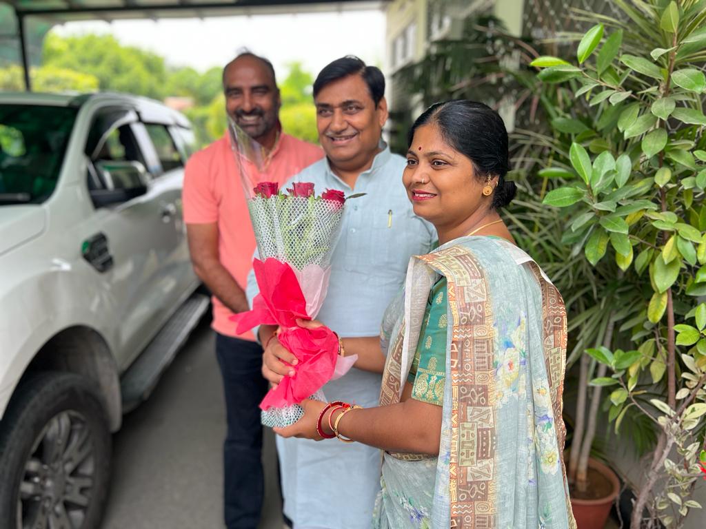 Rakhigautam01's tweet photo. आज माननीय मुख्यमंत्री श्री अशोक गहलोत एवम राजस्थान कांग्रेस के प्रदेशअध्यक्ष श्री गोविन्द सिंह डोटासरा से शिष्टाचार भेंट करके आशीर्वाद प्राप्त किया।इस दौरान आदरणीय मुख्यमंत्री जी ने आने वाली चुनोतियो और देश के वर्तमान हालात पर चर्चा की। 
 इस दोरान गोविंद सिंह जी डोटासरा ने महिला कांग्रेस में संगटन विस्तार और सदस्यता अभियान चलाए जाने के लिए  योजना बनाने की आवश्यकता बताई।
 आप के आशीर्वाद और सतत मार्गदर्शन से ही इस चुनौतीपूर्ण दायित्व का निर्वहन कर सकूँगी।
आप सभी ने जो विश्वास मुझ पर जताया है,,उस को टूटने नही दूंगी।हम सब मिलकर सशक्त नारी, समृद्ध राजस्थान का सपना साकार करेंगे।
@ashokgehlot51 @GovindDotasra @dnetta @INCIndia @INCRajasthan @INCRajasthan @kharge @RahulGandhi @