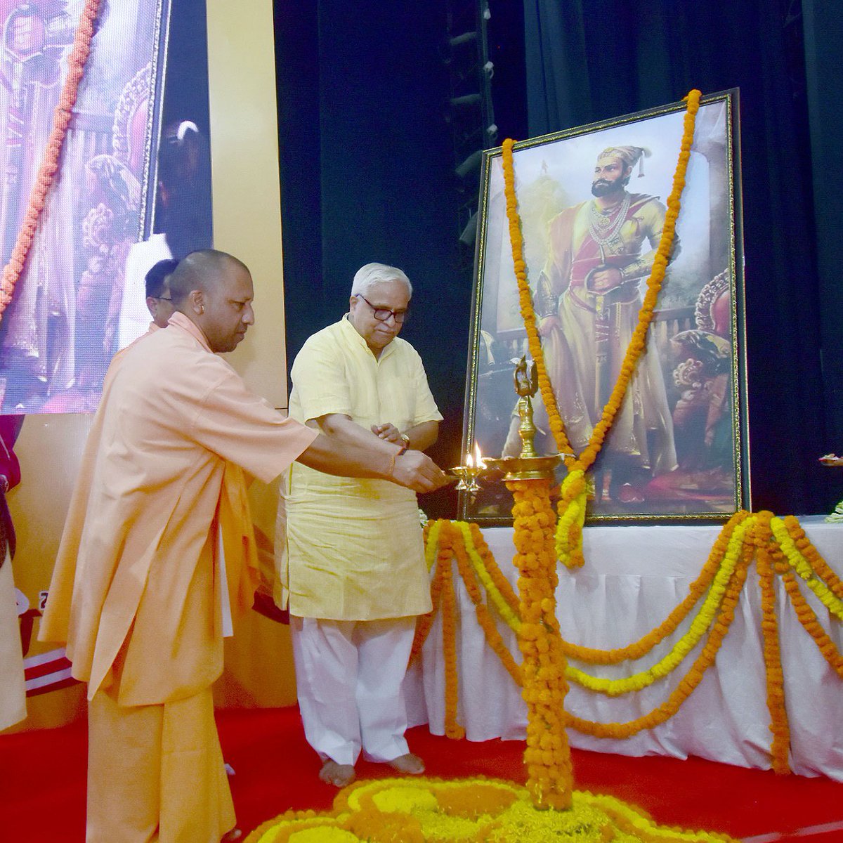myogiadityanath's tweet photo. आज लखनऊ में दिव्य प्रेम सेवा मिशन द्वारा आयोजित 'छत्रपति शिवाजी महाराज का व्यक्तित्व एवं कृतित्व वर्तमान परिस्थिति में' विषयक व्याख्यान कार्यक्रम में राष्ट्रीय स्वयंसेवक संघ के अखिल भारतीय कार्यकारिणी सदस्य आदरणीय श्री भैय्या जी जोशी जी के साथ सम्मिलित हुआ।

आयोजन से जुड़े सभी महानुभावों को हार्दिक बधाई!