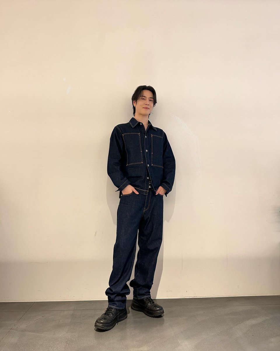 yugyeom's tweet photo. 👖💙🐦 https://t.co/Pgkzcr8XD2