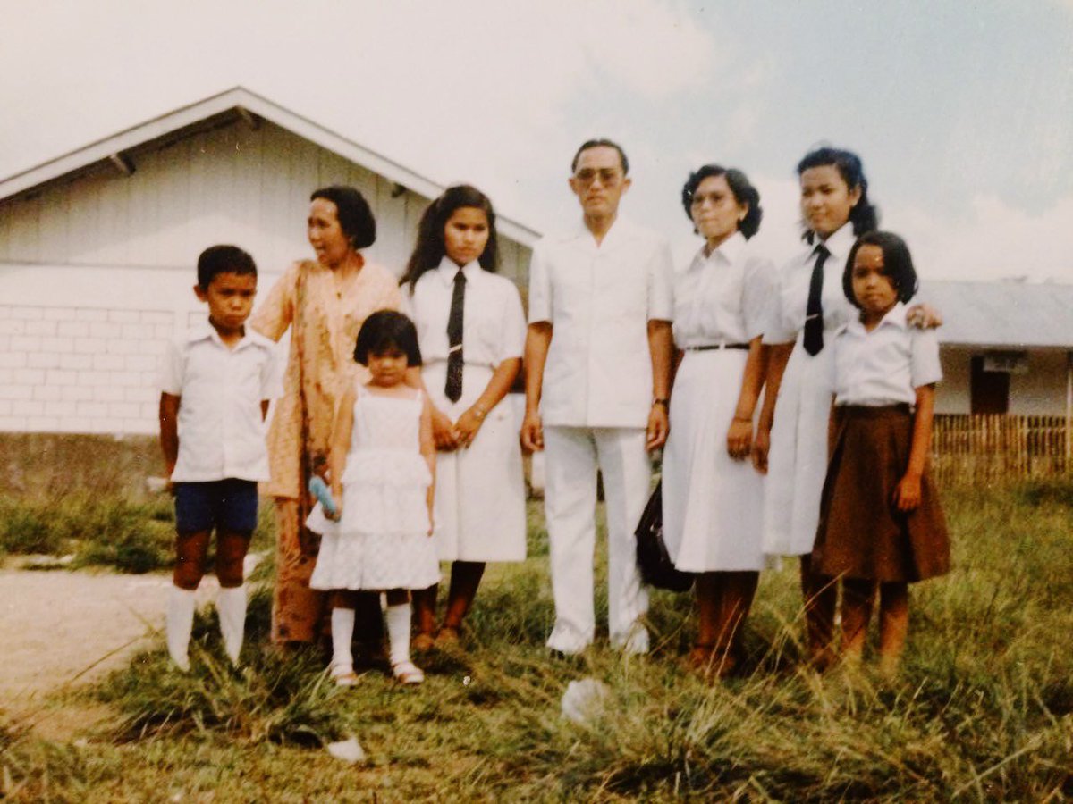 Cewek ini, dia naik turun gunung 2x sehari. Yes. Kamu ga salah baca. Tahu dia siapa? (Nomor 2 dari kanan, yg pake dasi)

1x bolak balik pas pergi &amp; pulang sekolah. 1x lagi pas sore atau malam, ngambil air pakai diriken ke bawah, dekat masjid.

Turun gunung, dgn sepasang sepatu
