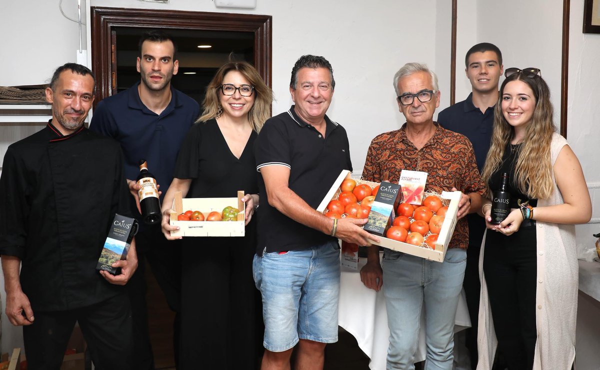 restcandelas's tweet photo. La variedad de tomate Zaragozano vuelve a nuestras mesas. Un proceso de recuperación que comenzó con Cristina Mallor del @CITAAragon. En nuestro restaurante, preparamos un menú gastronómico de auténtico 🍅 zaragozano @aragonalimentos @HeraldoGastro 
☎976 42 30 25 https://t.co/rs8QAetr0k