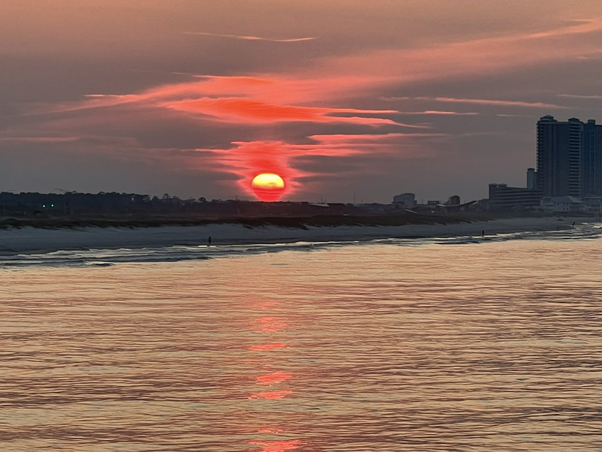 KarenNickell77's tweet photo. Sunrise from the Gulf Shores state pier!@spann https://t.co/iFBPqccESM
