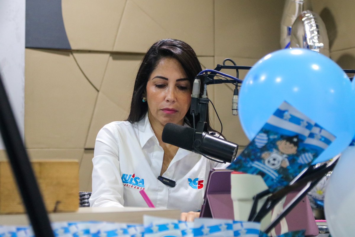 LuisaGonzalezEc's tweet photo. Guayaquil querida, Empezamos con la entrevista en @ondapositiva941 
Mi plan de gobierno busca levantar la Patria, vamos a volver a ser un país de paz, el que alguna vez ya fuimos.  

La pobreza no tiene bandera política, los ecuatorianos merecemos ser libres y vivir seguros. 

#ElResurgirDeLaPatria #LuisaPresidenta