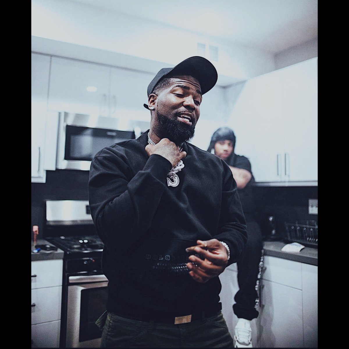 TSUPAC_SHAKUR's tweet image. “He in the feds but tell his daughter he in school” 7/25