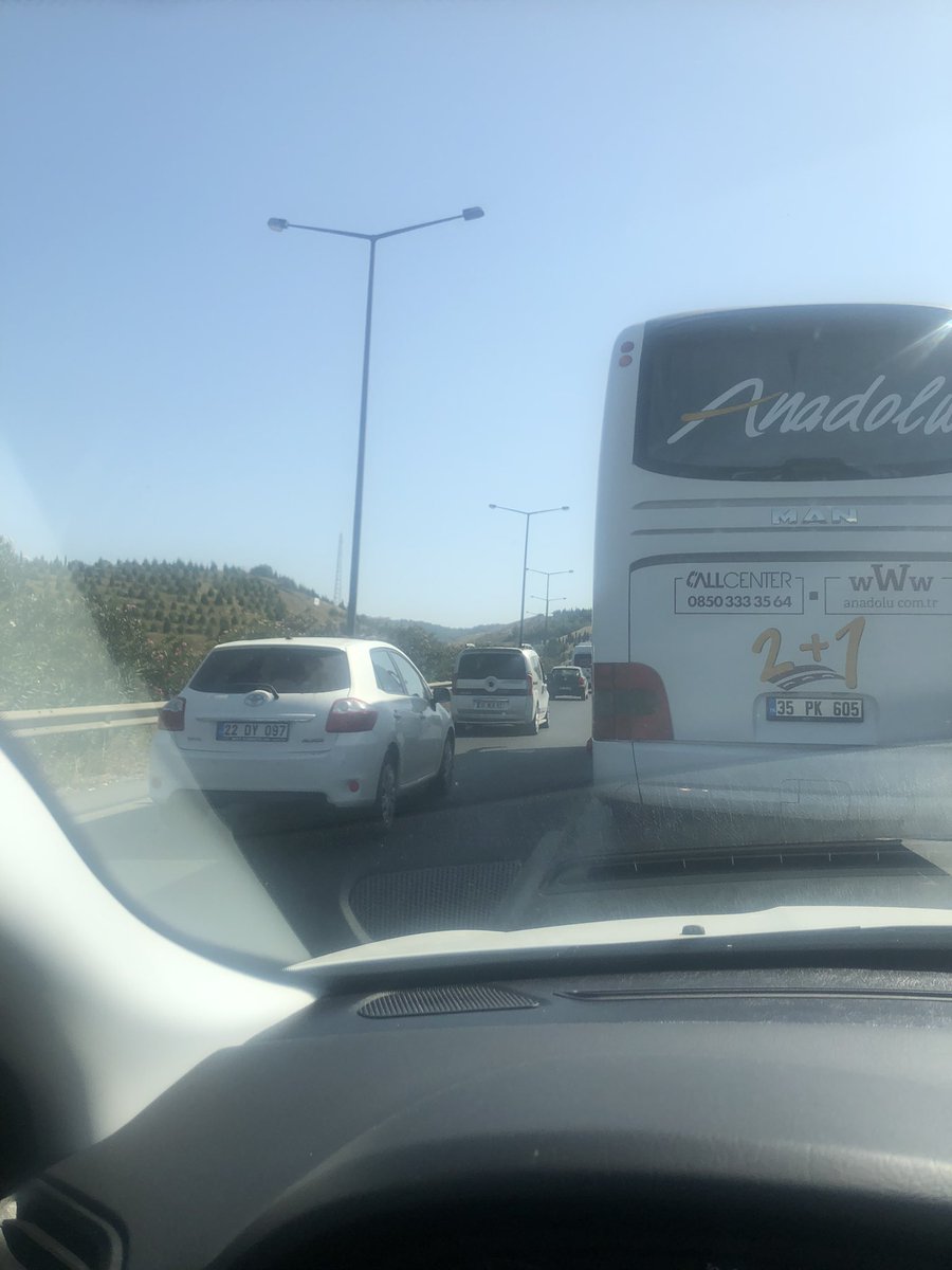 Burası Bornova’dan rampa yukarı çıkılan Aydın-Çeşme otoyollarına bağlanan kesim. Hergün sabah akşam bu lanet yolda sokak arası gibi 5-10km hıza düşülen sıkışıklıklar oluyor. Bu otoyolda azami hız kuralı varda neden asgari hız kuralı uygulanmıyor? 10km giden tırın otoyolda işi ne