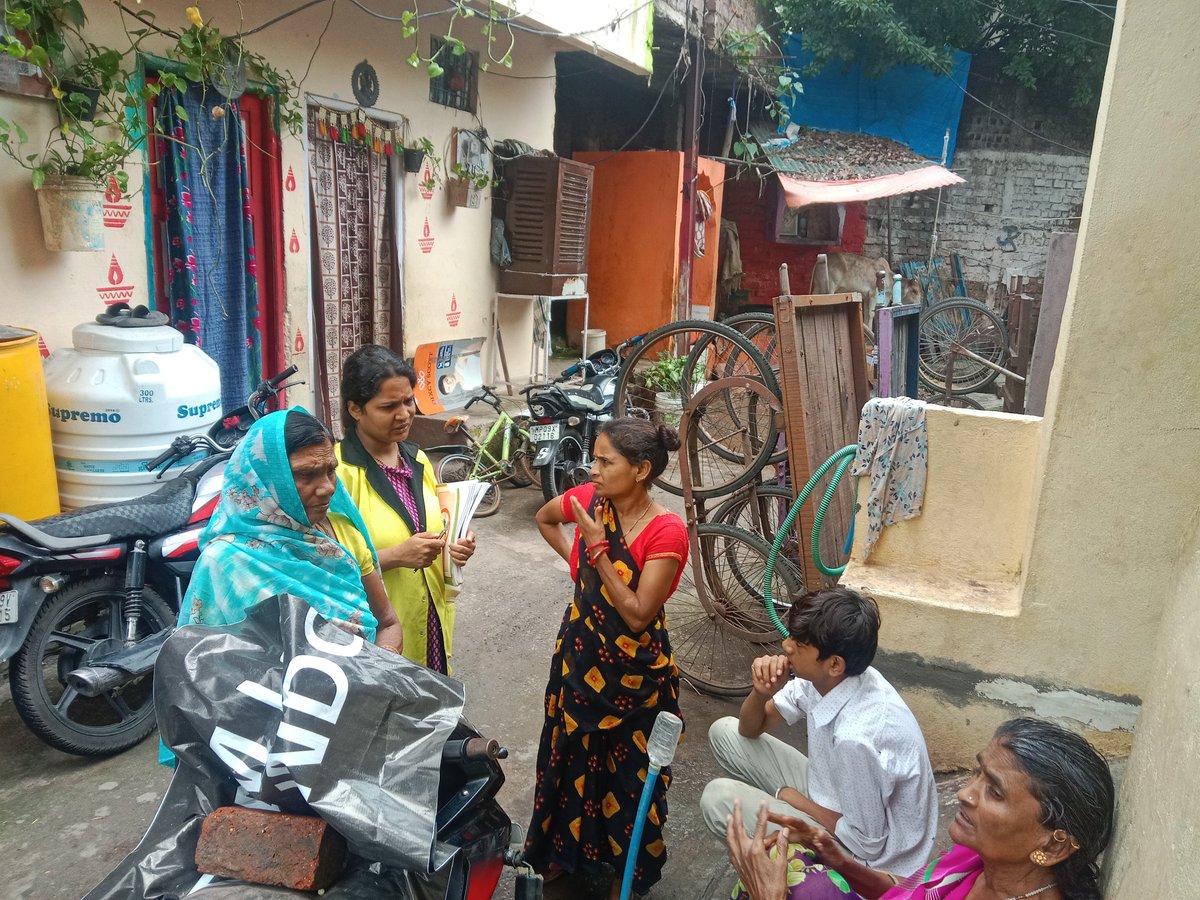 yadavvarsh81258's tweet photo. @indore #embed   नया बसेरा 2लोगों को मलेरिया व डेगु,के बारे में जानकारी देते हुए,उनसे कैसे बचाव किया जाय उसके बारे में बताया गया।
#Embed2EndMalaria 
@nvbdcpmohfw 
@HimanshuJayswar @FamilyhealthIn
@sksomya 
@rajesh_amh 
@avdeshsingh 
@saurabhs4oct @Daulat780patel https://t.co/Xxg78gNAvC