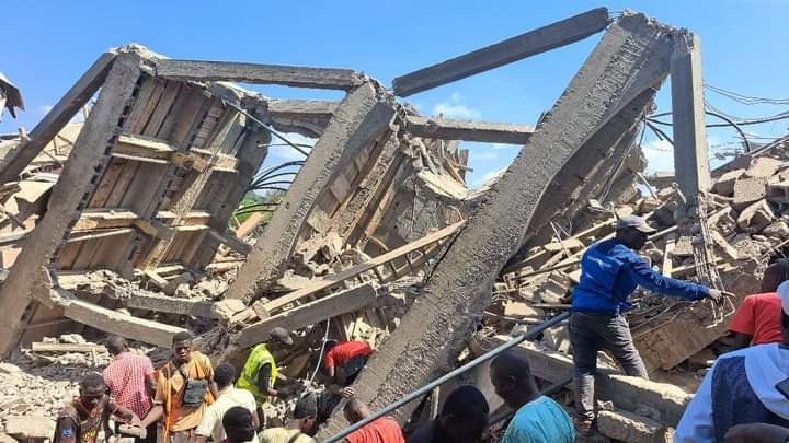 mbeng_boum's tweet photo. # Drame à Ngaoundere : Un immeuble en construction s'effrondre sur des habitations au quartier Baladji 1 avant le carrefour Mini-mode. Sous les décombres, une femme et ses trois enfants seraient engloutis. Pour le moment, les secours s'organisent sur les lieux
#Camerou https://t.co/Sbk8gePs7U