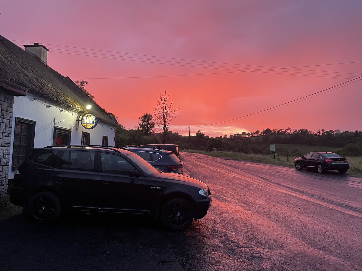 Sometimes you get rain …
Sometimes you get sun …
Sometimes you get both ….
But rarely you get this 📸 #SummerVibes #thatch #pub #guinness #evenings #sky