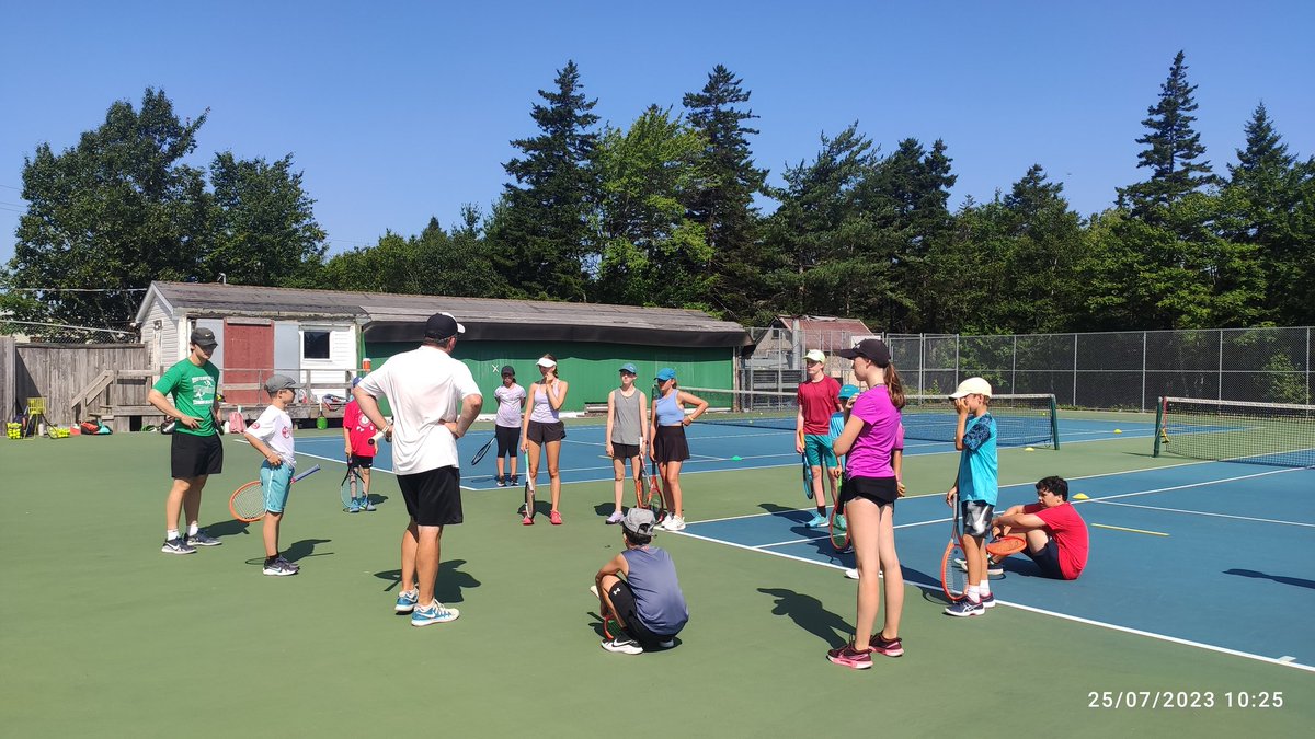 boscoffernandes's tweet image. Glorious 🌞day of tennis @HEADStartTennis wz @JamieDPower @bigteddykgb #LiamM . Loving it. Let's go .let's go #LongTermAthleteDevelopment #JuniorTennis #Halifax #NovaScotia