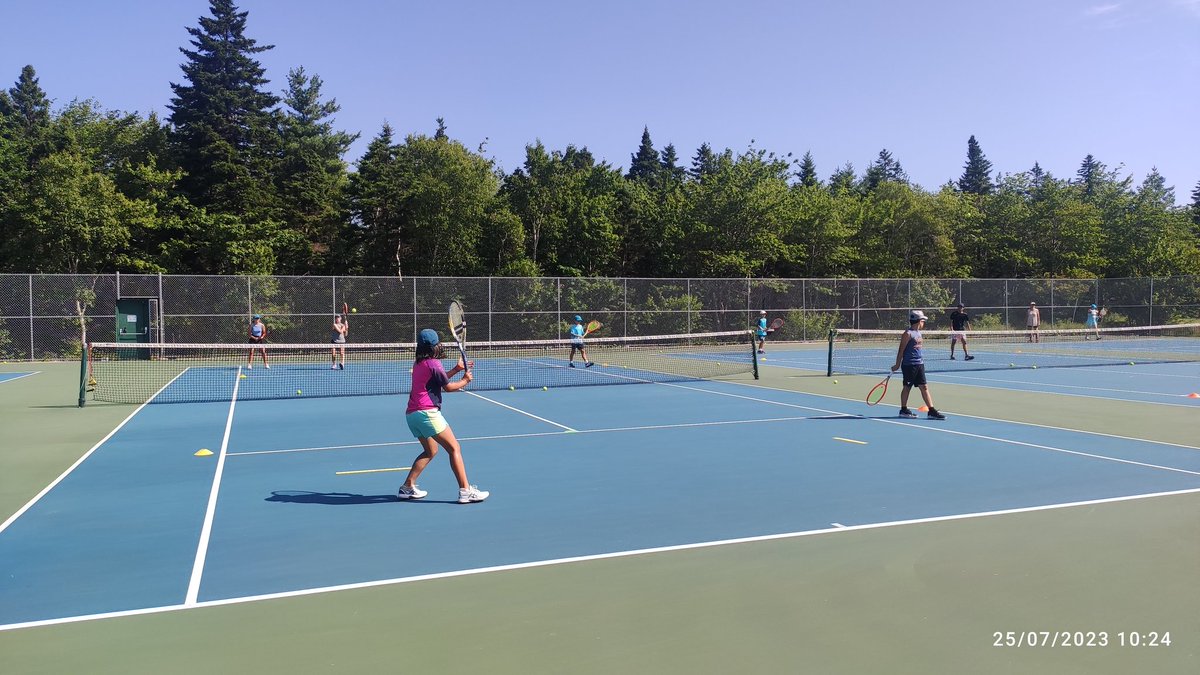 boscoffernandes's tweet image. Glorious 🌞day of tennis @HEADStartTennis wz @JamieDPower @bigteddykgb #LiamM . Loving it. Let's go .let's go #LongTermAthleteDevelopment #JuniorTennis #Halifax #NovaScotia