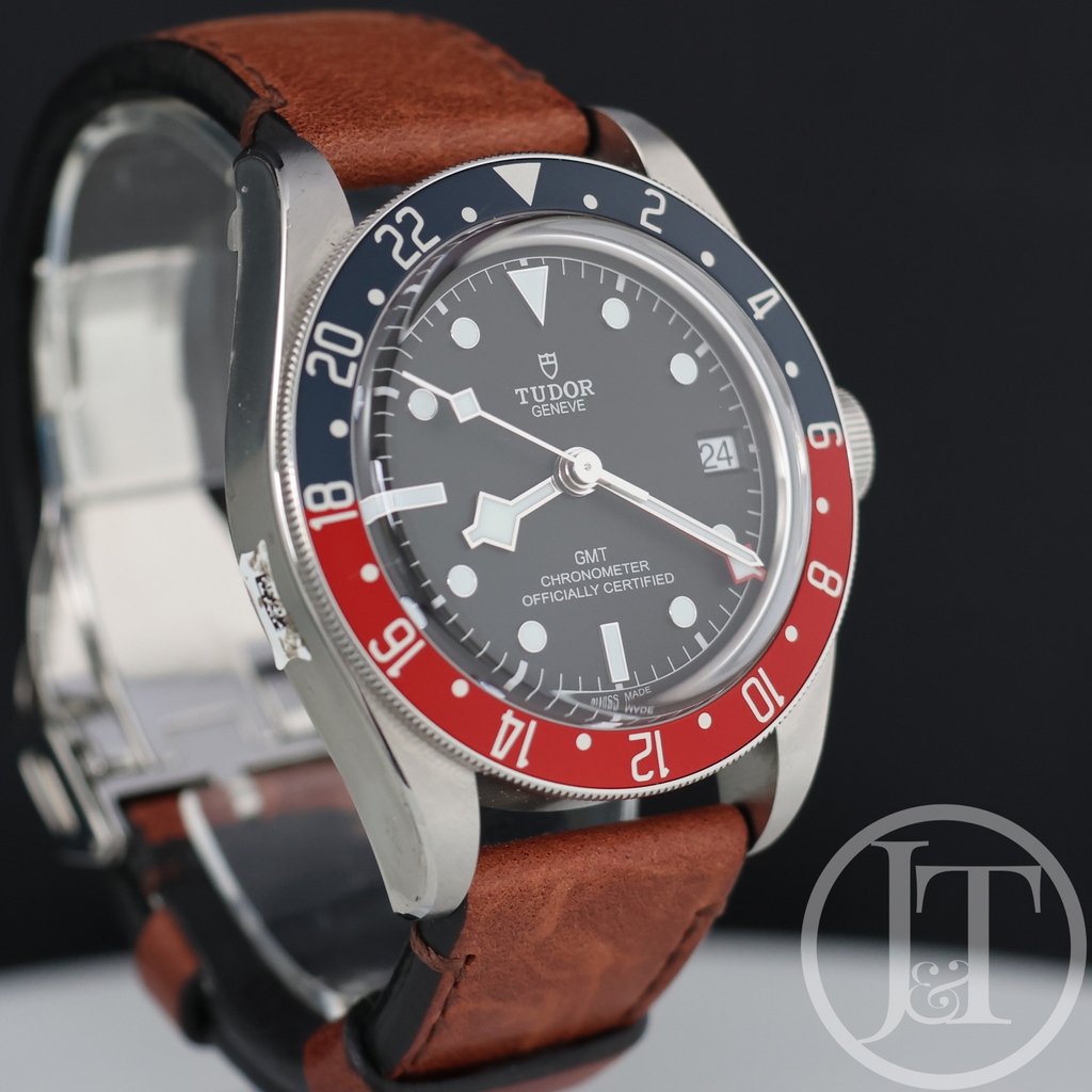 Tudor Black Bay GMT with leather strap
M79830RB-0002
Unworn 2023
"Pepsi" bezel 🔵🔴
.
#instock
#forsale
.
.
💻️ jewelsandtime.co.uk

☎️ 07907 162 163 call or WhatsApp

📍 Mayfair London W1