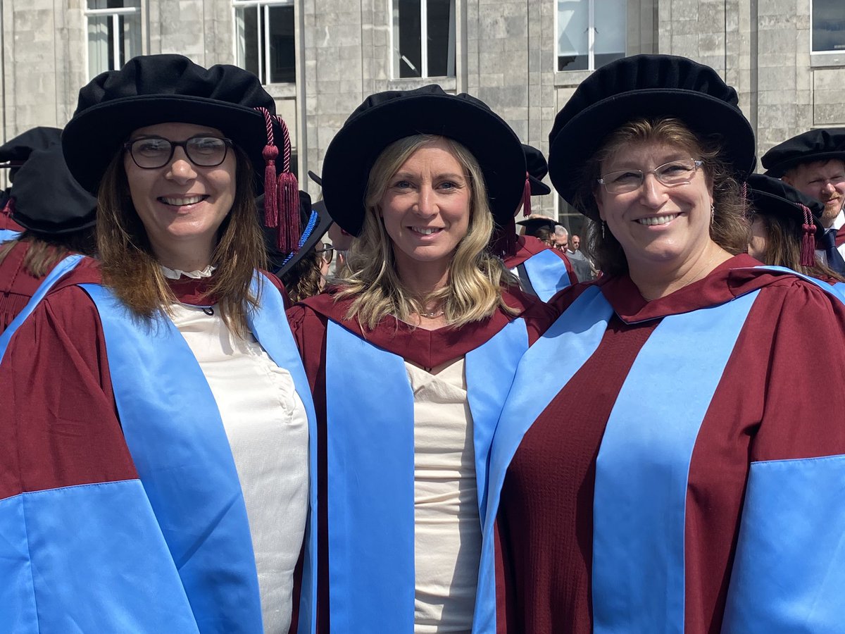 I graduated today 🎉 I was surrounded by my supportive family, all the wonderful physiotherapy students I have had the pleasure of teaching, my amazing supervisors and colleagues ….and the sun shone☀️ #PhD #WeAreUoS
#Graduation2023 @HSciences @UoSotonPT