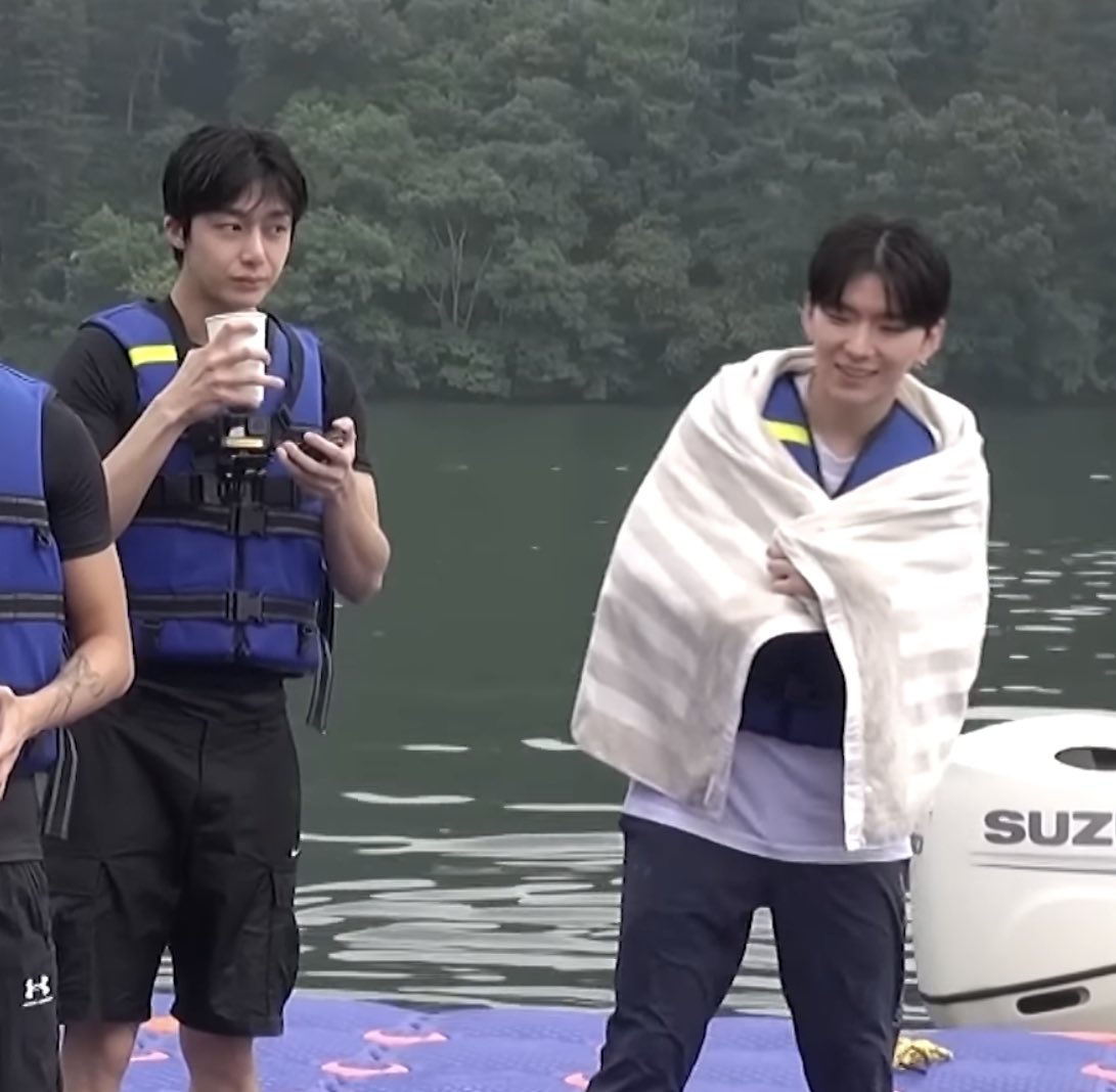 형님이라 부르라고 하고
커피 가져오라그러고

그래놓고 자기 두르고 있던 수건을 덮어줘? #채햄