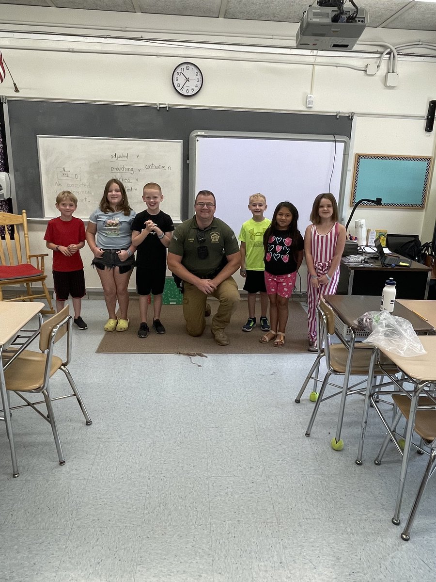 Melissa Hamilton (@fcpsmsweeney) on Twitter photo Thank you to Deputy Davis for teaching our Elevate students about online safety. <a href="/FCPSElevate/">FCPSElevate</a> @LESFCPS Thank you to Deputy Davis for teaching our Elevate students about online safety. <a href="/FCPSElevate/">FCPSElevate</a> @LESFCPS