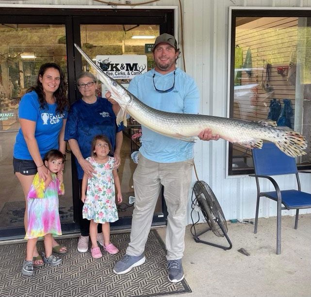 MONSTER, RECORD-BREAKING Longnose Gar caught in Louisiana, 65.5 inches (166 cm), 31 pounds (14 kg)!!! louisianasportsman.com/fishing/freshw… @LAhuntnfish 📸J.Ormond Going to have to see if we can get those otoliths!