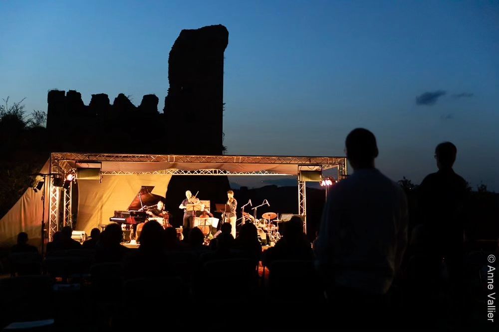 oliviercalmel's tweet photo. DOUBLE CELLI 🎻🎹🎻 @ Festival de musique Terres Vibrantes
moment de magie 🎉🏰🔥
https://t.co/peViVcrW1I
https://t.co/v4tIvsgVuw
#doublecelli #chamberjazz #jazz #jazzlive #concert #contemporarymusic
@sacem @TerresVibrantes
@JohanRenard https://t.co/wjZ3f0iq27