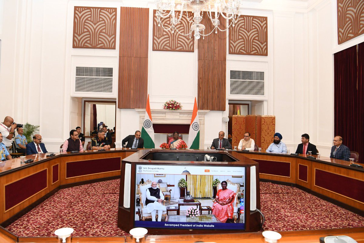 NICMeity's tweet photo. Honourable President of India launched the redeveloped website of the President of India (https://t.co/KarZhMRceK) &amp; Rashtrapati Bhavan (https://t.co/5zDJ9LYzG0) in the presence of Secretary to the President, DG, NIC  and other officials from @rashtrapatibhvn and @NICMeitY. https://t.co/2IbeVgsTJs