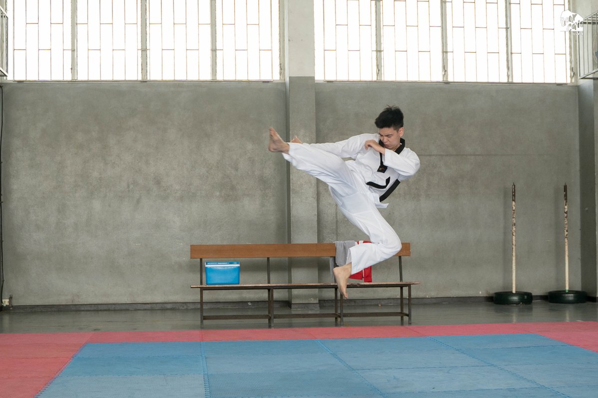 ชัยชนะครั้งยิ่งใหญ่ของนักเรียนทุนโรงเรียนสุดฤทัยนำมาซึ่งการเปลี่ยนแปลงที่ดีในโรงเรียน แต่เหมือนว่าการต่อสู้ครั้งนี้จะยังไม่จบเมื่อมีผอ.คนใหม่ที่น่าสงสัยเข้ามาทำงาน

#GetRichEP11
#GetRichเปิดโรงเรียนปล้น
#GetRich #เปิดโรงเรียนปล้น
#ViuOriginal #BearcaveStudio