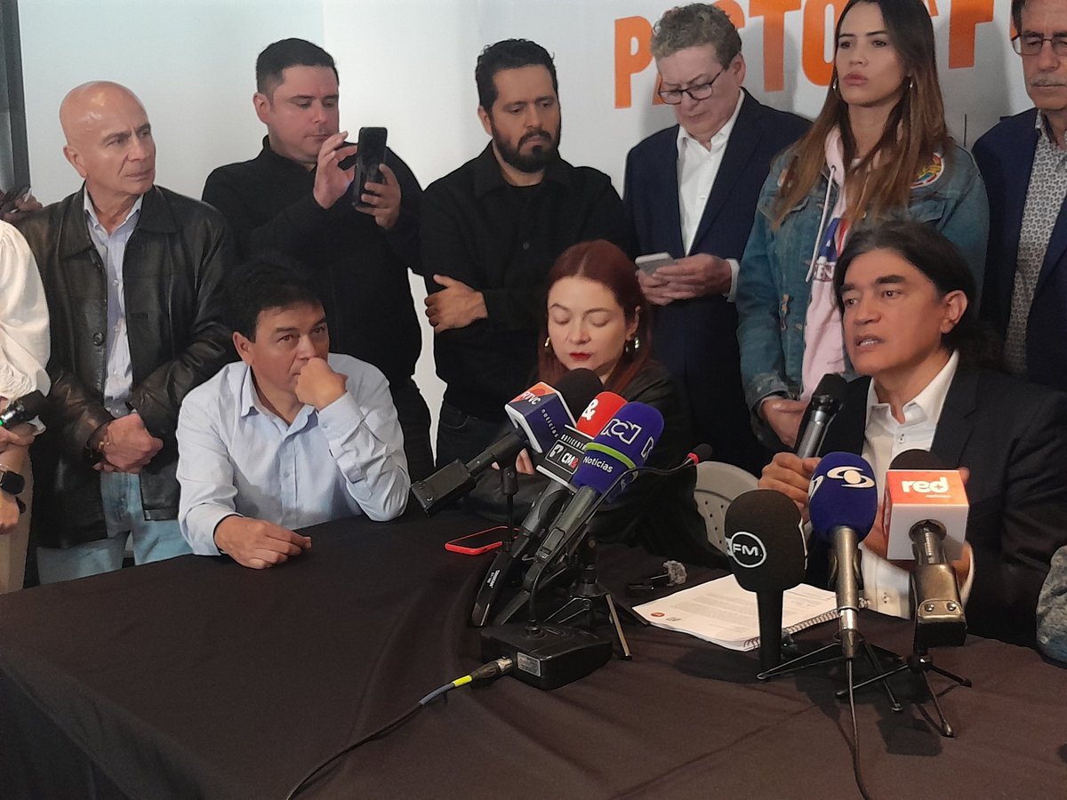 Leonardo__PD's tweet photo. "Ni un centímetro más de Transmilenio para Bogotá" dice @GustavoBolivar #BolivarAlcalde https://t.co/QC1T0M7eGP