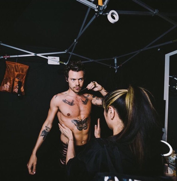 RT @PopCrave: Harry Styles in photos from his 'LOVE ON TOUR.' https://t.co/9DCR923ERp