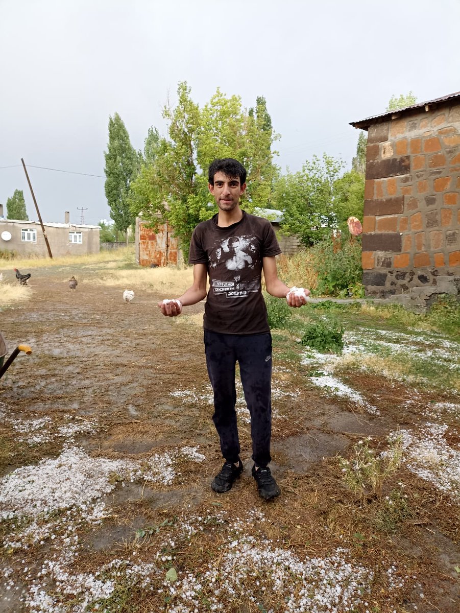 Muş malazgirte dolu yağdi hertaraf beyaza büründü maşallah