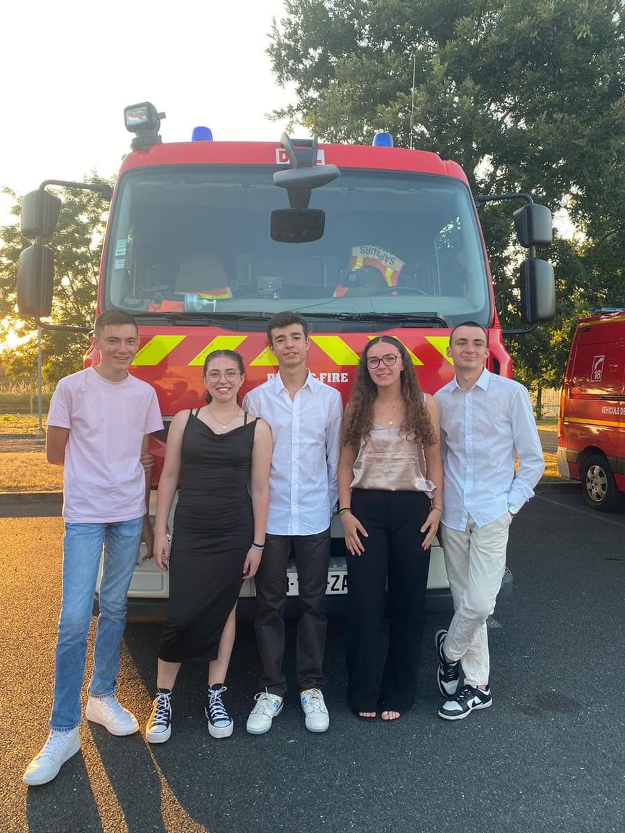 JDeols's tweet photo. soir du 24/06 🥳 Dress code 👗: Chic 
Un moment convivial auprès des parents, des jeunes ainsi que de l’équipe encadrante pour décompresser des efforts fournis par chacun. Évidement, les responsables sont déjà à pied d’œuvre pour préparer la rentrée 2023-2024 de nos jeunes 🫡 https://t.co/mvcZgfr0Fa