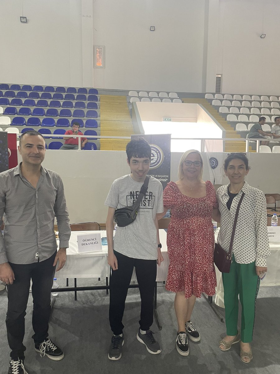 egeodek's tweet photo. Öğrenci Dekanlığı olarak tanıtım günlerinin 2. Gününde de aday öğrencilerimizle bir araya geldik. Rektörümüz Prof.Dr. Necdet Budak hocamızın misyonuyla Öğrenci odaklı üniversite misyonumuzu anlattık. @ProfNecdetBudak @FiratSarsar https://t.co/rW6cKzoNOh