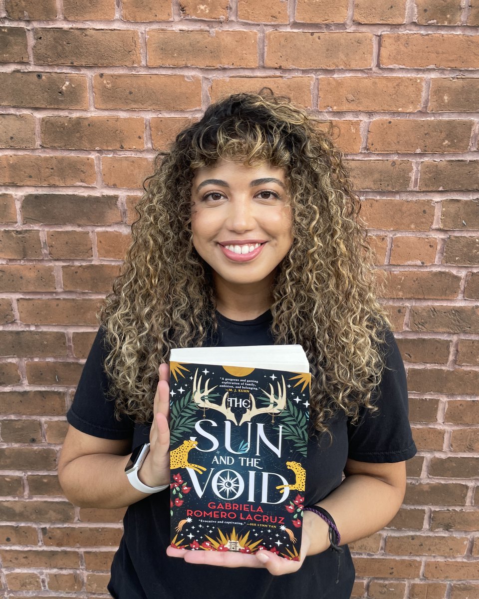 The Sun and the Void, my Sapphic Venezuelan epic fantasy, is out today! 💫 rb.gy/hzk71 🧵(1/6)