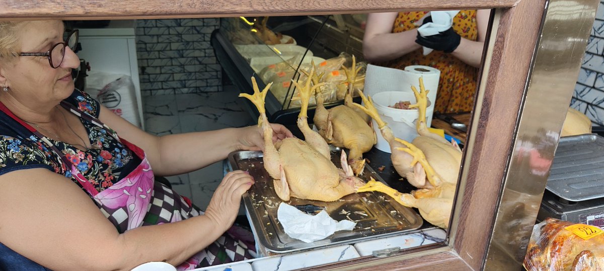 PuckJansen1954's tweet photo. Natuurlijk in #Kutaisi de #WhiteBridge uit #Wieisdemol gevinckt en ff gekeken welke #Matrushka ik morgenvroeg moet hebben. Gelijk ook ff een kippie meegenomen voor op de #BBQ https://t.co/ZBOeYza9rT