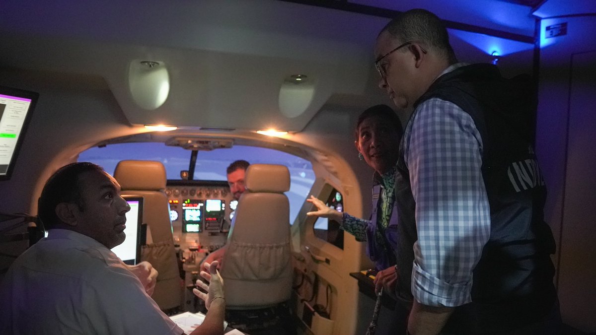 susipudjiastuti's tweet photo. Berbincang banyak hal dgn Pak @aniesbaswedan , mulai dari membuat minyak kemiri, simulator pesawat, pentingnya selalu membawa tumbler, keadaan nelayan di Pangandaran, sampai survival kit di rompi saya .. https://t.co/HoWkZ262da