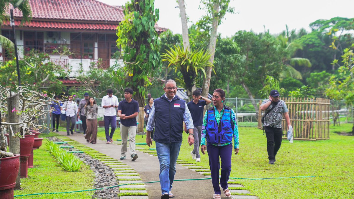 susipudjiastuti's tweet photo. Berbincang banyak hal dgn Pak @aniesbaswedan , mulai dari membuat minyak kemiri, simulator pesawat, pentingnya selalu membawa tumbler, keadaan nelayan di Pangandaran, sampai survival kit di rompi saya .. https://t.co/HoWkZ262da