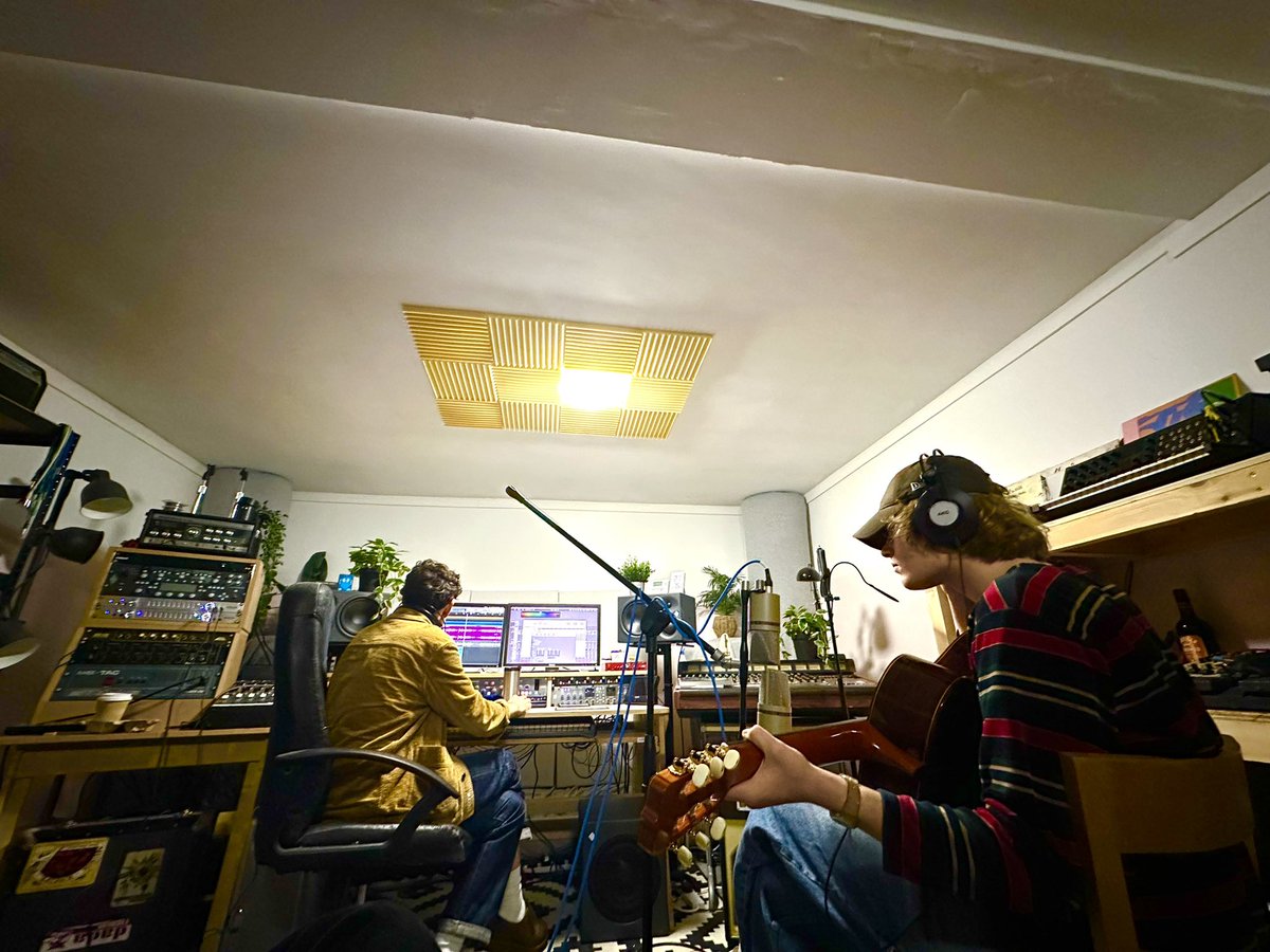 letrasets's tweet image. ayo we'll be playing for the last time this friday so lets all gather round and toast this marshmallow :') 

new song out friday as well links here:
ffm.bio/theletrasets