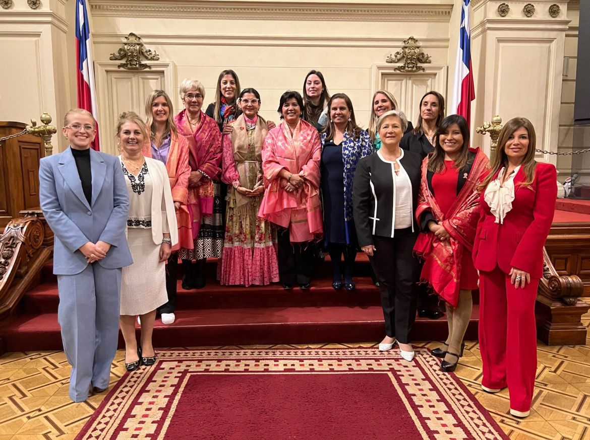 UIPBA's tweet photo. Las representantes de nuestro Departamento de Mujeres Empresarias, @ChusSilvia, @iriniw y Silvina Scarímbolo, asistieron al Encuentro de Mujeres Líderes del G100, evento que contó con una convocatoria de más de 400 personas. https://t.co/3BuQj2xt4J
