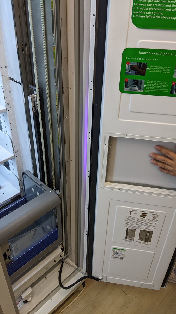 AutoIntelliMode's tweet image. 今日は@inspiryj さんの中国製自販機を見てきました！いろいろな種類の自販機があって大変興味深かったです。

特に興味深かったのは真ん中あたりに取り出し口のある自販機。比較的高い位置に取り出し口があるので使い所がありそうです。お値段もお安めということでした。