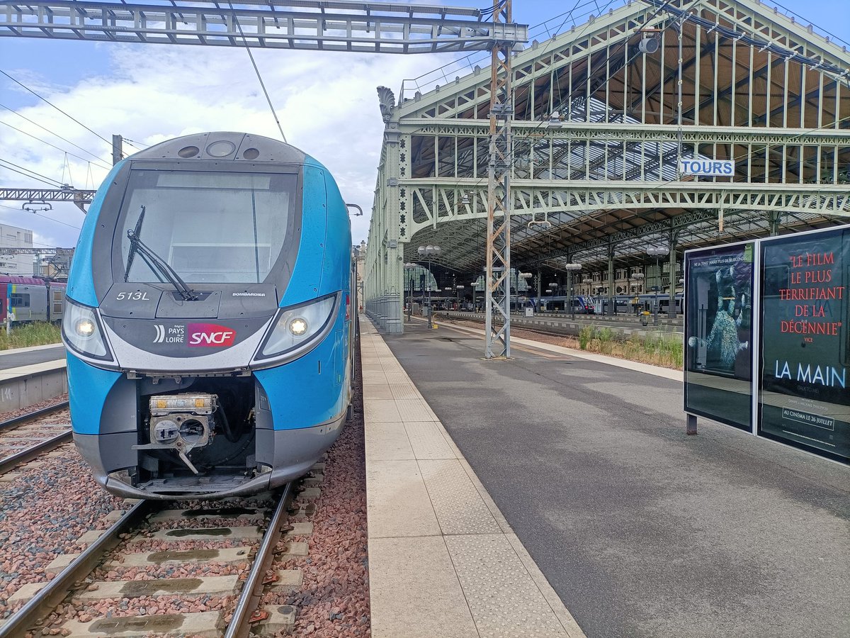 Nyco_ADC_Nantes's tweet photo. @TERPays2LaLoire le train #ter860125 au départ #garedeTours et a destination #Nantes est prêt au départ  sur la #voieI et n'attend plus que ses voyageurs sous un temps pluvieux mais toujours avec le sourire 🌧️😁 https://t.co/Jkdu2GpNem