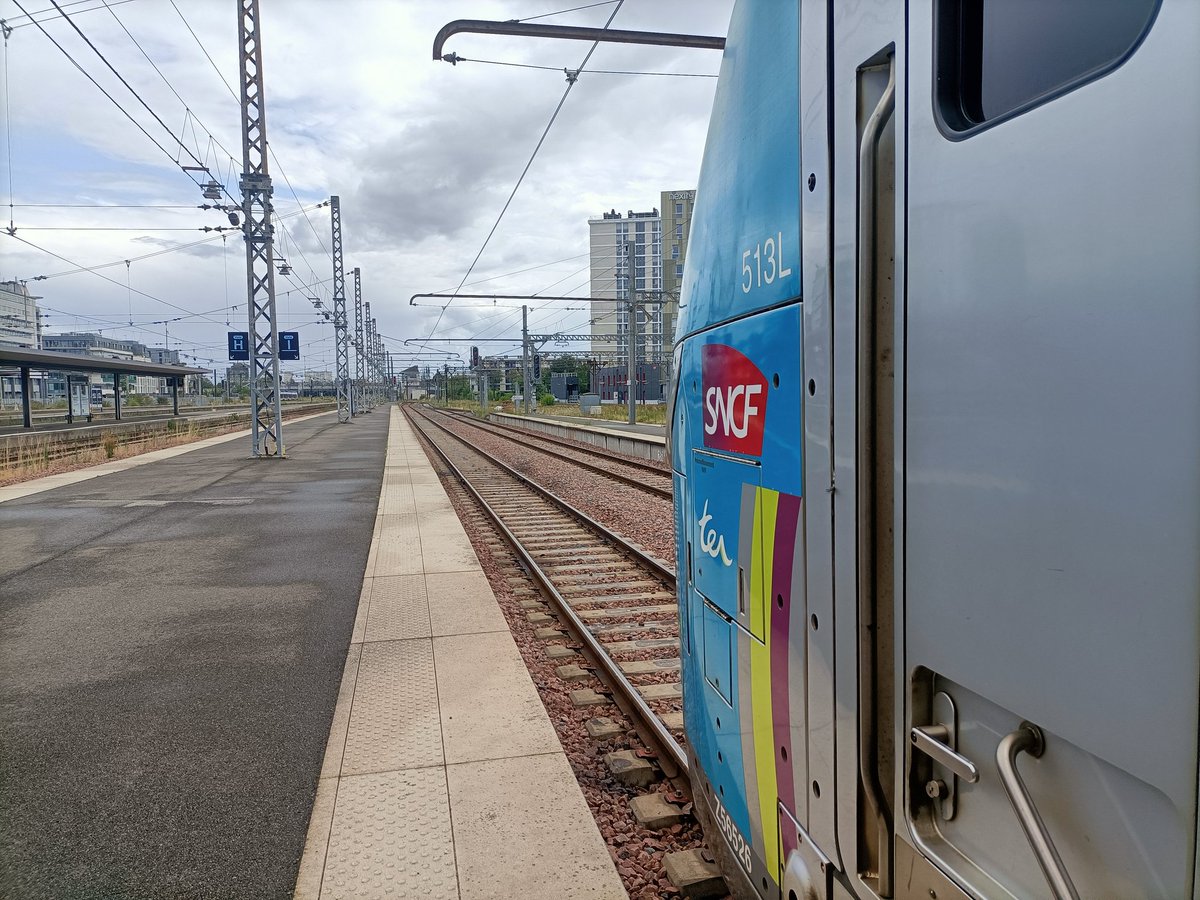 Nyco_ADC_Nantes's tweet photo. @TERPays2LaLoire le train #ter860125 au départ #garedeTours et a destination #Nantes est prêt au départ  sur la #voieI et n'attend plus que ses voyageurs sous un temps pluvieux mais toujours avec le sourire 🌧️😁 https://t.co/Jkdu2GpNem