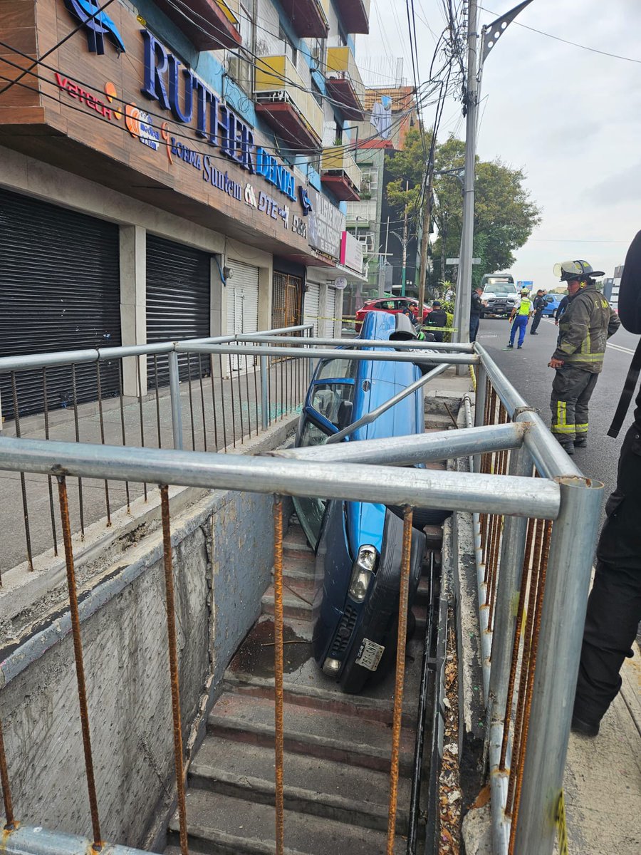 evedian26's tweet photo. El pasado 25 de Abril por ir a exceso de velocidad el conductor perdió el control y entro a ese desnivel,hoy otra vez en #Talpan lo mismo. Gracias a @ElNahual  que reclasifico esa avenida cómo de acceso controlado aunque no reúne las condiciones. https://t.co/2nQUg25AJT
