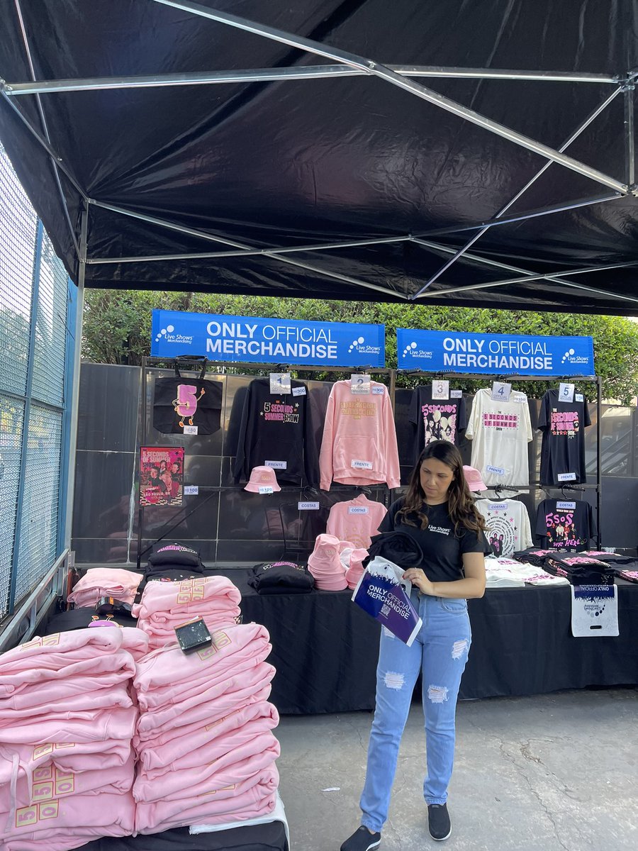 Site5SOSBR's tweet photo. 📸 | A pedidos de muitos fãs, está rolando a venda de merch oficial no estacionamento do Espaço Unimed. (Não é necessário ter ingresso para adquirir o merch).  ♥️ https://t.co/sAyy5t9EOb