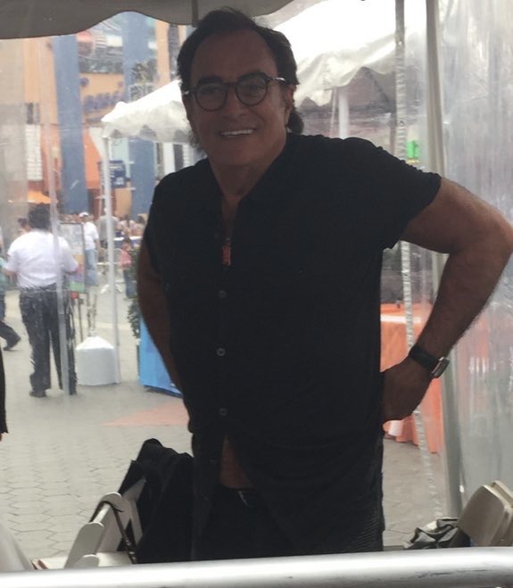 Mama_Hooch's tweet image. #TummyTuesday Having fun with ⁦⁦⁦@ThaaoPenghlis⁩ at Day of Days. Sneak peek at that cute tummy ladies… #tease #unbuttoned #threetogo #letmehelp #wicked #smile